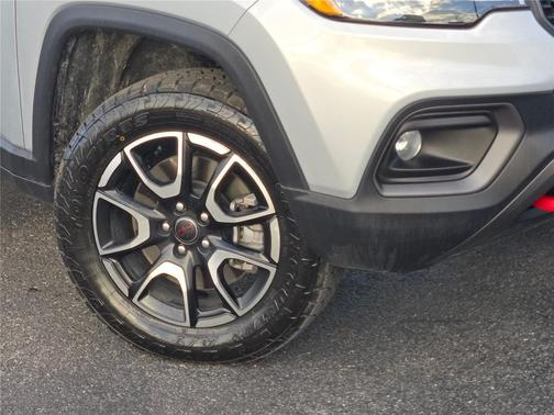 Silver Zynith Metallic Clearcoat 2025 Jeep Compass Trailhawk