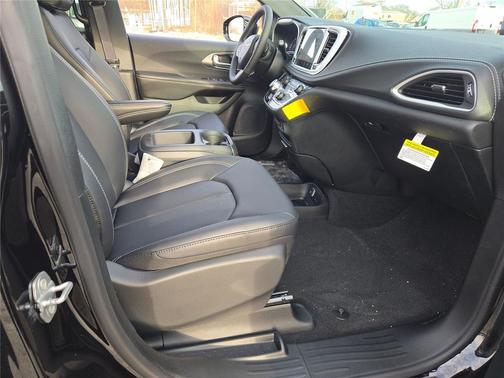 Diamond Black Crystal Pearlcoat 2026 Chrysler Pacifica L