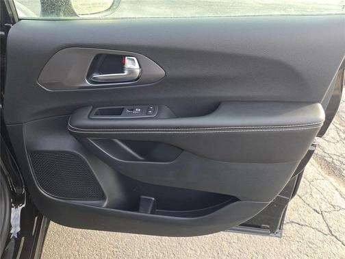 Diamond Black Crystal Pearlcoat 2026 Chrysler Pacifica L