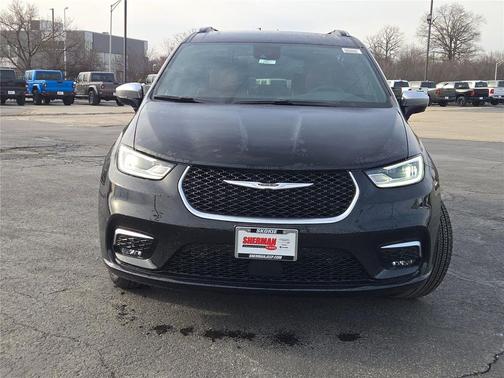 Diamond Black Crystal Pearlcoat 2026 Chrysler Pacifica L