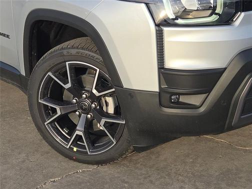 Silver Zynith Clearcoat 2026 Jeep Cherokee Overland