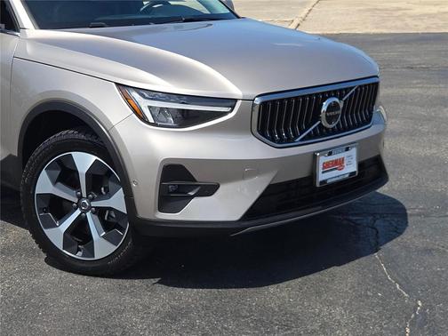 GOLD 2024 Volvo XC40 B5 Plus Bright Theme