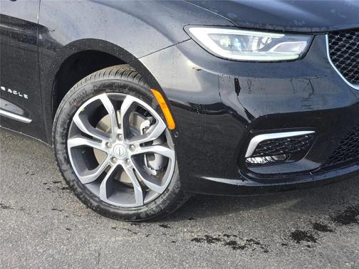 Diamond Black Crystal Pearlcoat 2026 Chrysler Pacifica L