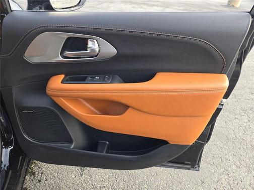 Diamond Black Crystal Pearlcoat 2026 Chrysler Pacifica L