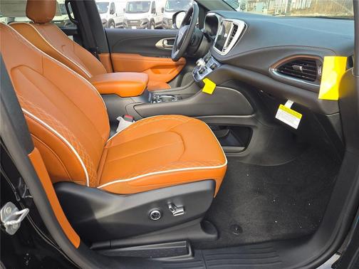 Diamond Black Crystal Pearlcoat 2026 Chrysler Pacifica L