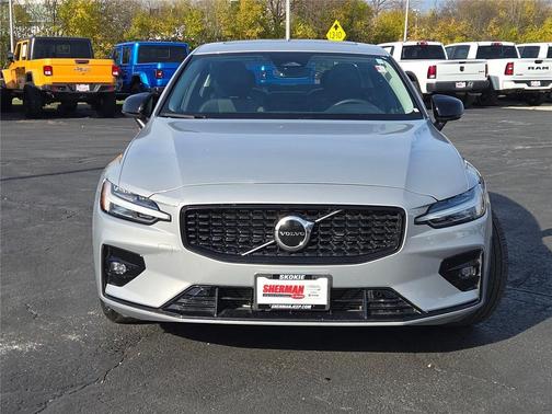 2024 Volvo S60 B5 Core Dark Theme