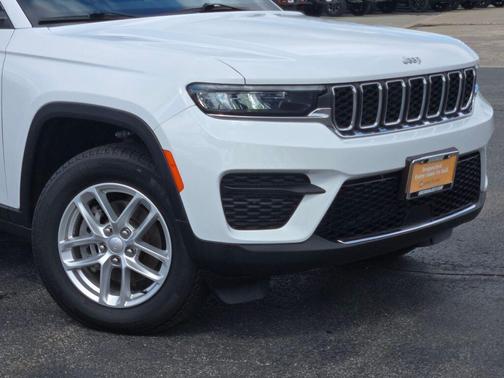 Bright White Clearcoat 2024 Jeep Grand Cherokee Laredo