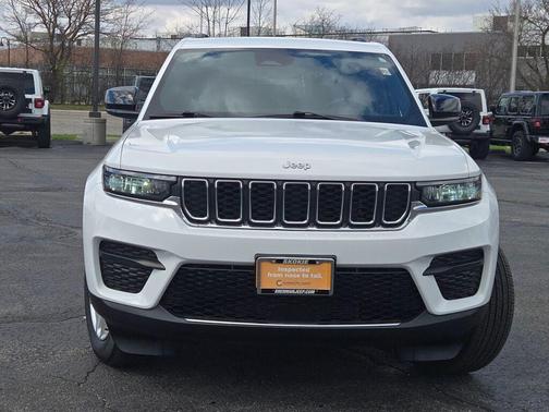 Bright White Clearcoat 2024 Jeep Grand Cherokee Laredo