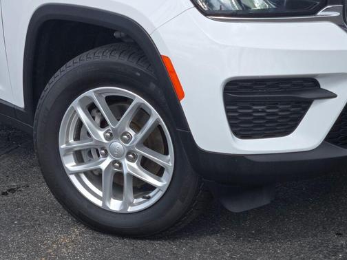 Bright White Clearcoat 2024 Jeep Grand Cherokee Laredo