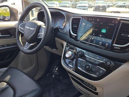 Bright White Clearcoat 2023 Chrysler Pacifica Touring L