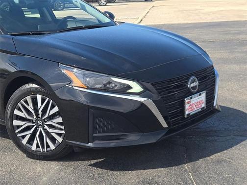 Super Black 2025 Nissan Altima SV FWD