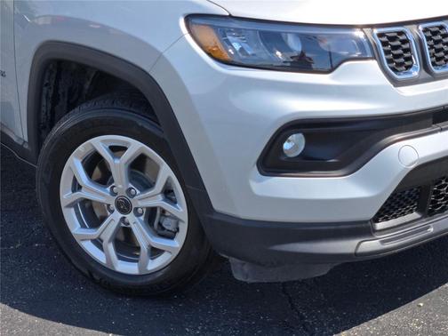 Silver Zynith Metallic Clearcoat 2025 Jeep Compass Latitude