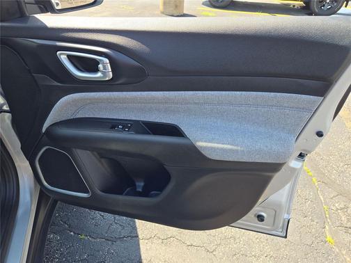 Silver Zynith Metallic Clearcoat 2025 Jeep Compass Latitude