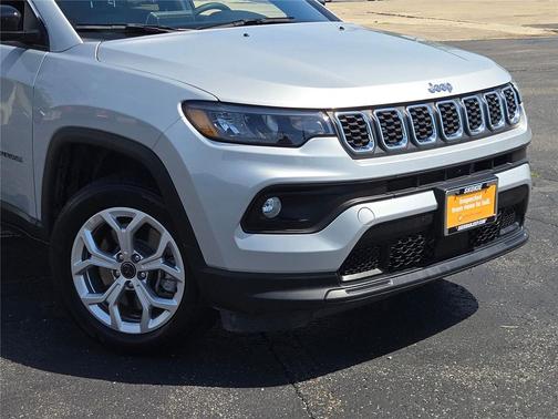 Silver Zynith Metallic Clearcoat 2025 Jeep Compass Latitude