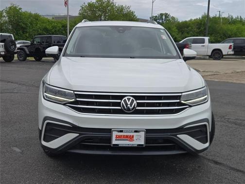Opal White Pearl 2023 Volkswagen Tiguan 2.0T SE