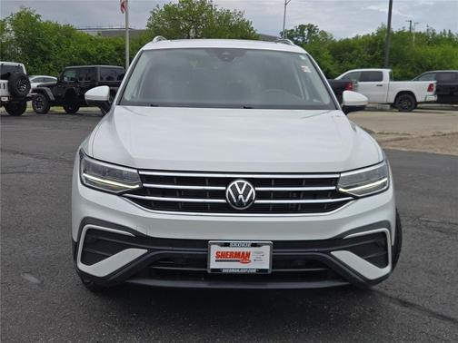 Opal White Pearl 2023 Volkswagen Tiguan 2.0T SE