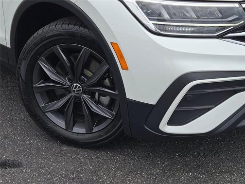 Opal White Pearl 2023 Volkswagen Tiguan 2.0T SE