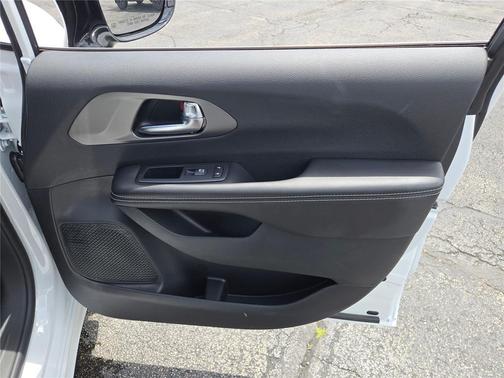 Bright White Clearcoat 2027 Chrysler Pacifica L