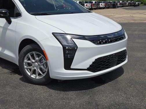 Bright White Clearcoat 2027 Chrysler Pacifica L