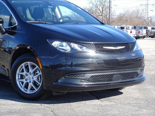 2022 Chrysler Voyager LX