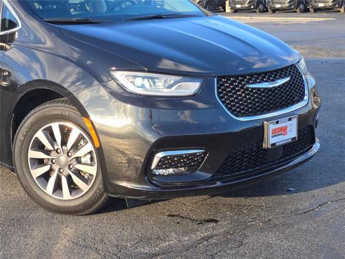 Brilliant Black Crystal Pearlcoat 2023 Chrysler Pacifica Hybrid Touring L