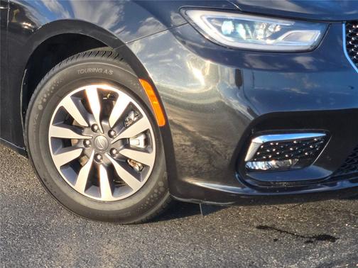 Brilliant Black Crystal Pearlcoat 2023 Chrysler Pacifica Hybrid Touring L