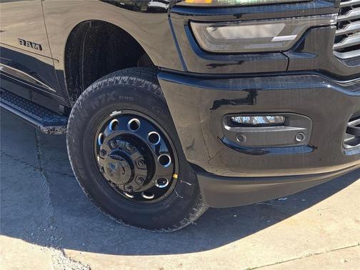 Diamond Black Crystal Pearlcoat 2026 RAM 3500 Big Horn Crew Cab 4x4 8' Box