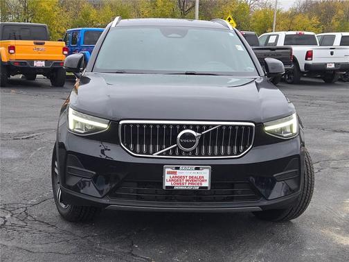2024 Volvo XC40 B5 Core Dark Theme