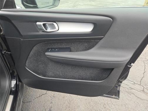 2024 Volvo XC40 B5 Core Dark Theme