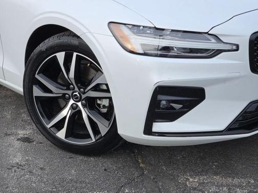 Crystal White Metallic 2024 Volvo S60 B5 Core Dark Theme