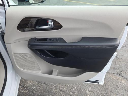 Bright White Clearcoat 2023 Chrysler Pacifica Limited