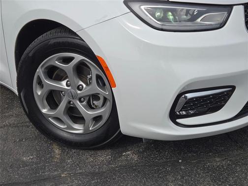 Bright White Clearcoat 2023 Chrysler Pacifica Limited