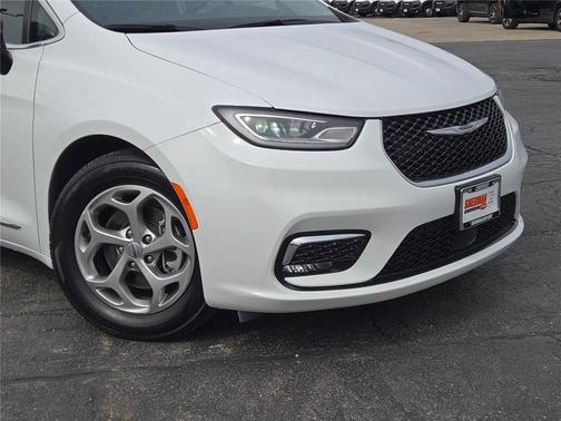 Bright White Clearcoat 2023 Chrysler Pacifica Limited