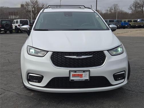 Bright White Clearcoat 2023 Chrysler Pacifica Limited