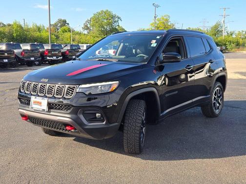 Diamond Black Crystal Pearlcoat 2024 Jeep Compass Trailhawk