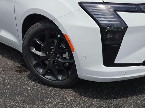 Bright White Clearcoat 2027 Chrysler Pacifica Limited