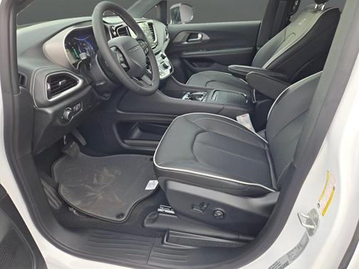 Bright White Clearcoat 2027 Chrysler Pacifica Limited