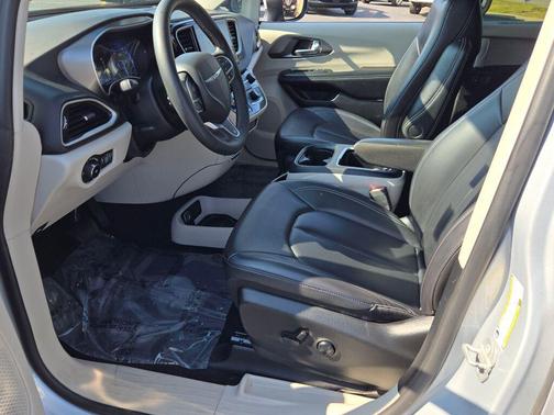 Silver Mist Clearcoat 2023 Chrysler Pacifica Touring L