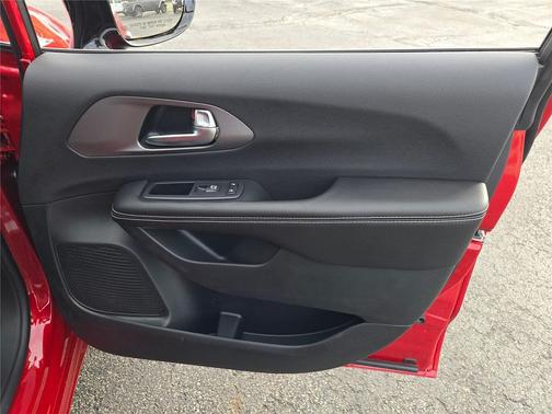 Red Hot Pearlcoat 2027 Chrysler Pacifica L