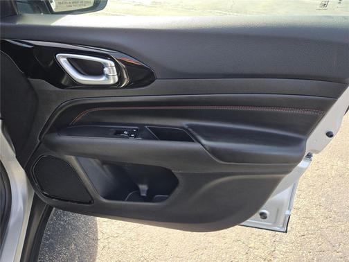 Silver Zynith Metallic Clearcoat 2025 Jeep Compass Trailhawk