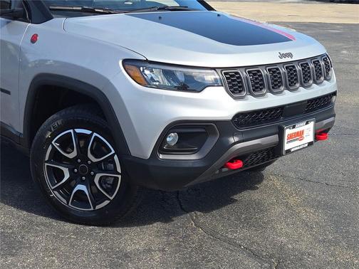 Silver Zynith Metallic Clearcoat 2025 Jeep Compass Trailhawk
