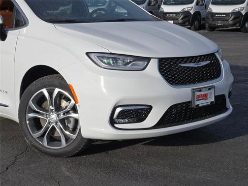 Bright White Clearcoat 2026 Chrysler Pacifica L