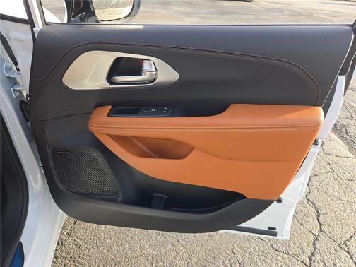 Bright White Clearcoat 2026 Chrysler Pacifica L