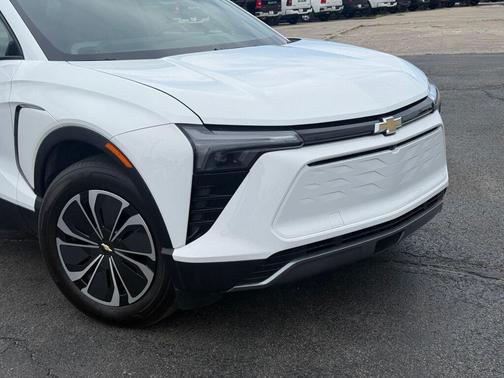 Summit White 2024 Chevrolet Blazer EV eAWD LT