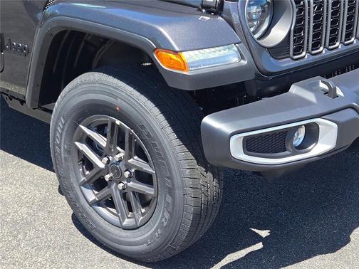 Granite Crystal Metallic Clearcoat 2026 Jeep Gladiator Sport S