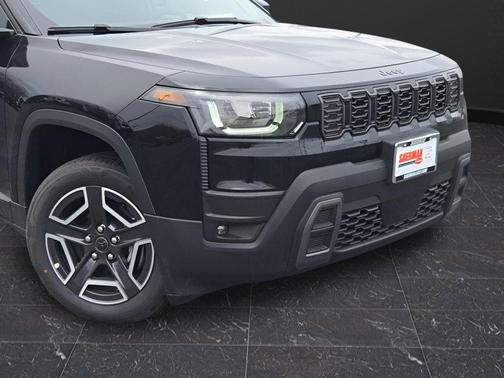 Diamond Black Crystal Pearlcoat 2026 Jeep Cherokee Laredo 4x4