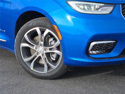 Hydro Blue Pearlcoat 2026 Chrysler Pacifica L