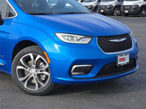 Hydro Blue Pearlcoat 2026 Chrysler Pacifica L