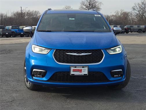 Hydro Blue Pearlcoat 2026 Chrysler Pacifica L