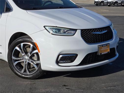 Bright White Clearcoat 2022 Chrysler Pacifica L